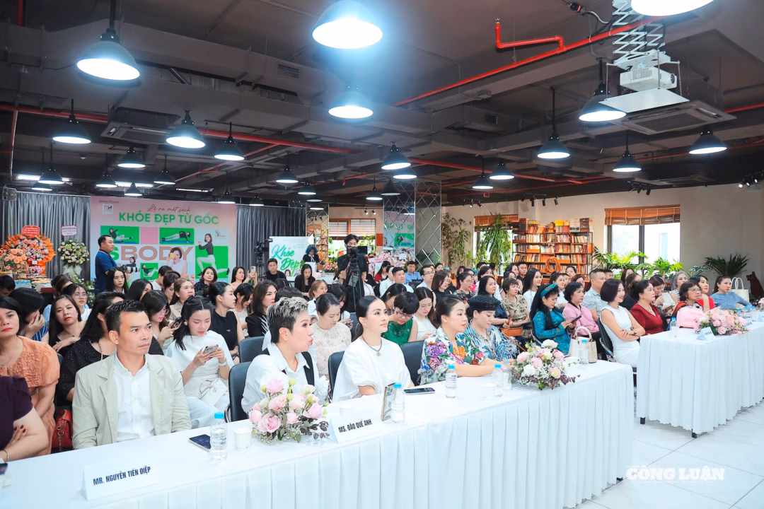 TS. Nguyễn Thu Hương (ở giữa) chụp hình lưu niệm cùng khách mời.