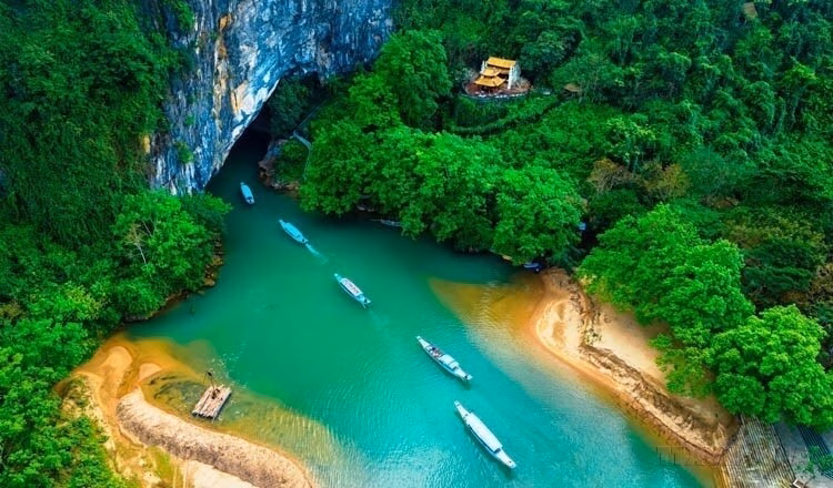 Việt Nam – Lào ‘nắm tay’ lập di sản thế giới Cảnh sắc bên trong động Phong Nha. Ảnh: TTXVN phát