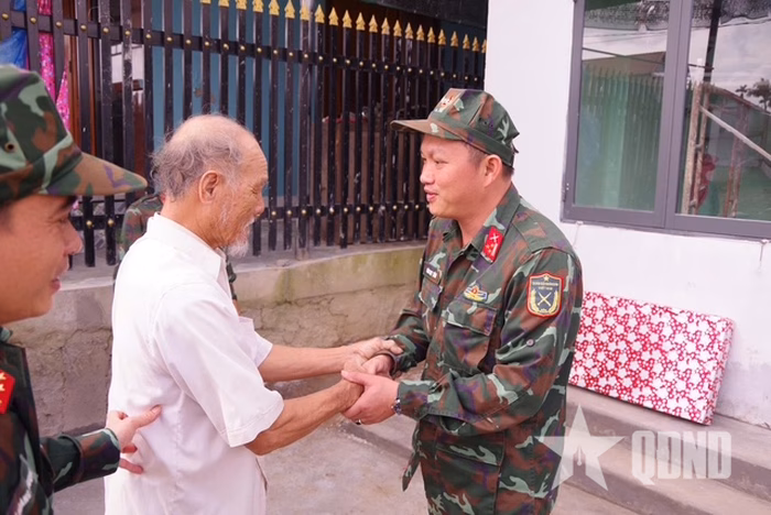 Sự tận tâm của những “người thợ xây áo lính” Hình ảnh bài viết