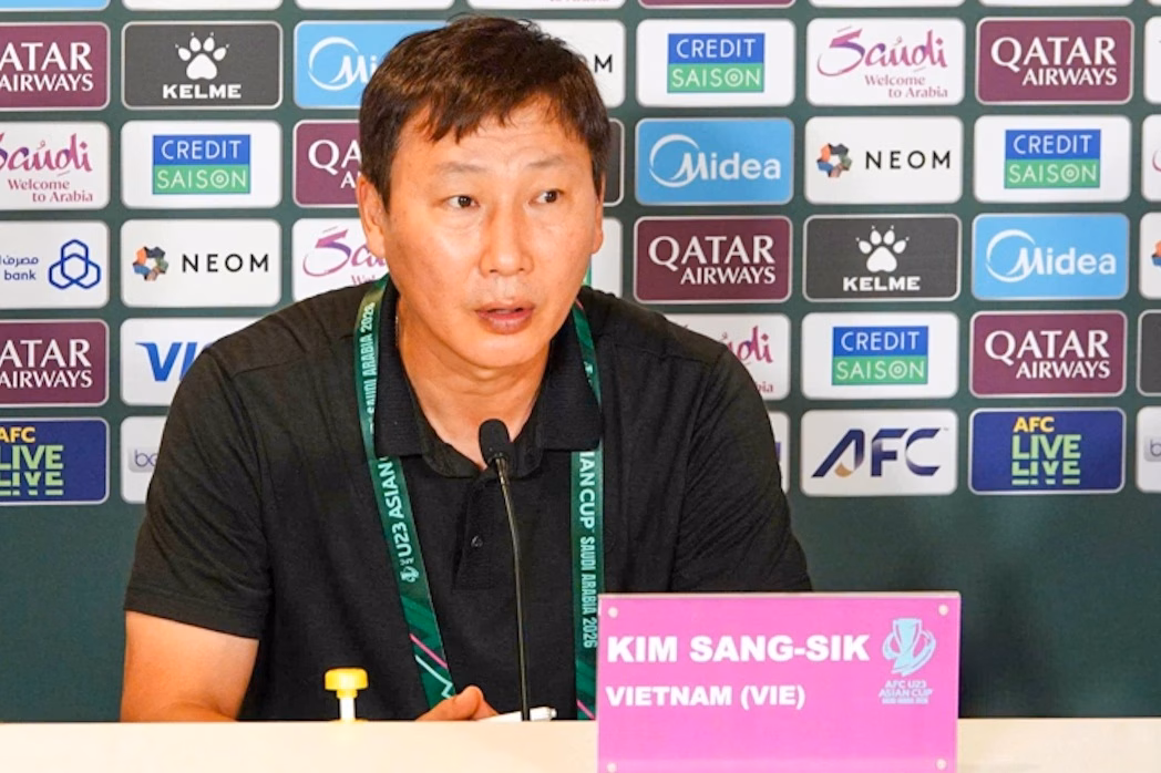 HLV Kim Sang Sik ph&aacute;t biểu trong họp b&aacute;o