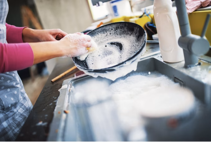 Kh&ocirc;ng rửa chảo khi đang n&oacute;ng để bảo vệ tuổi thọ chảo. Ảnh: Foodrepublic