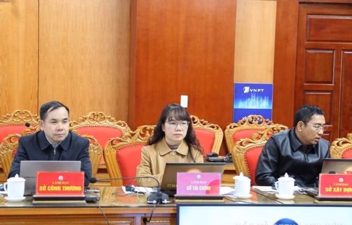 L&atilde;nh đạo c&aacute;c sở, ng&agrave;nh của tỉnh dự hội nghị trực tuyến tại điểm cầu tỉnh