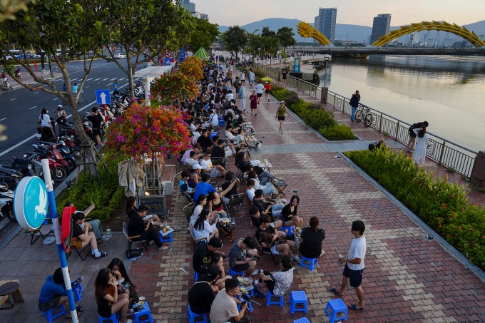 Qu&aacute;n c&agrave; ph&ecirc; đ&ocirc;ng k&iacute;n kh&aacute;ch ở ven s&ocirc;ng H&agrave;n, Đ&agrave; Nẵng