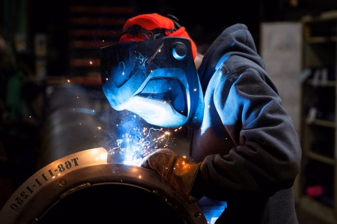 C&ocirc;ng nh&acirc;n trong nh&agrave; m&aacute;y gặt đập li&ecirc;n hợp tại Mendota, Illinois ng&agrave;y 21/2. Ảnh: Reuters