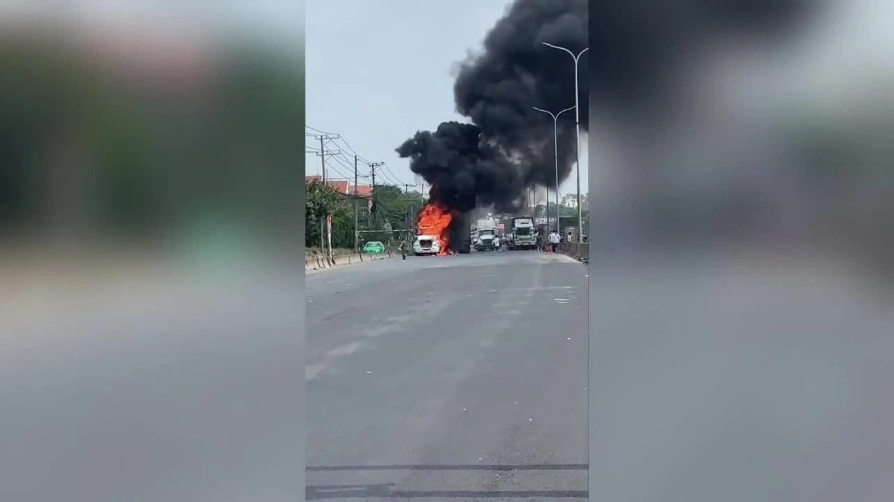 Xe đầu k&eacute;o chở container bốc ch&aacute;y tr&ecirc;n Quốc lộ 51, g&acirc;y &ugrave;n tắc giao th&ocirc;ng