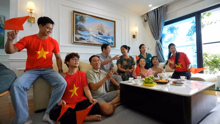CĐV khắp nơi涌 đổ về حمایت đội nhà Vì sao nhiều người lựa chọn xem duyệt binh ở nhà dịp lễ 80 năm Quốc khánh?