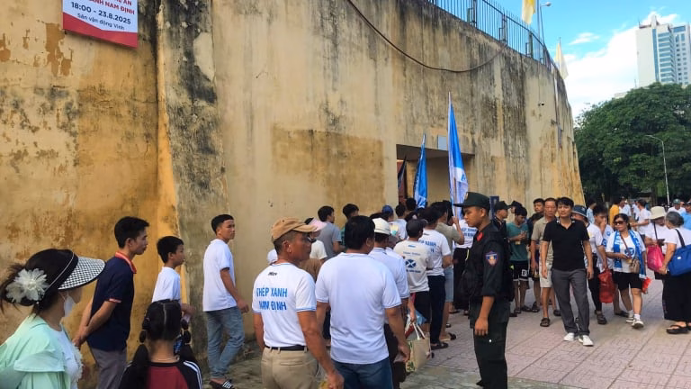 CĐV khắp nơi涌 đổ về حمایت đội nhà Tiếp đón Thép xanh Nam Định, 'chảo lửa' Thành Vinh vắng bóng CĐV nhà