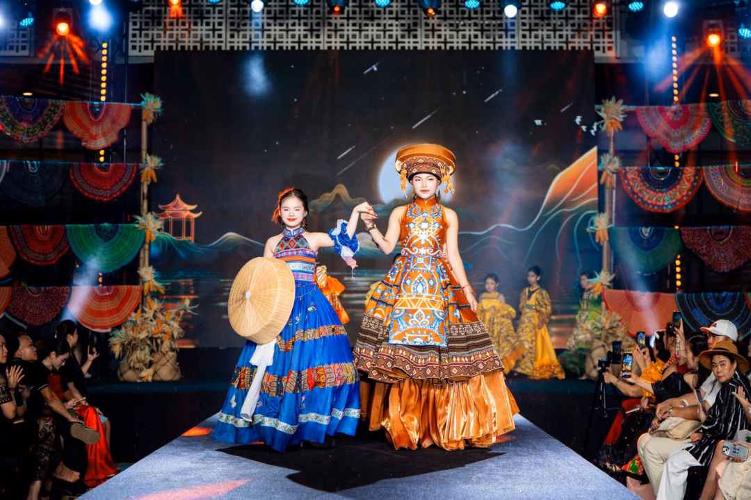 Gợi hồn văn hóa Tây Bắc trên sàn catwalk tại Hà Nội Bảo tàng Hà Nội biến thành sàn diễn đậm chất Tây Bắc.