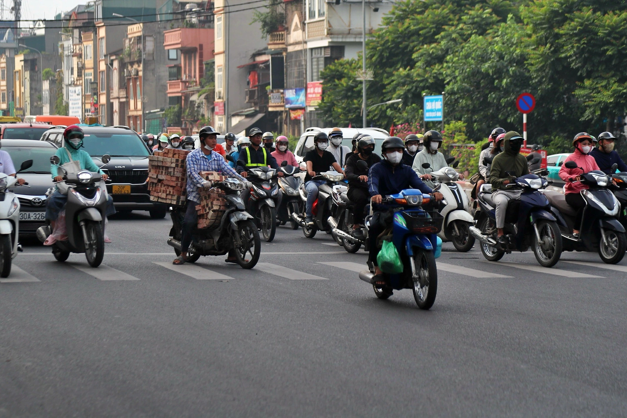 Theo Sở NN-MT Hà Nội, PM2.5 trung bình năm của thành phố trong giai đoạn 2017 - 2020 đều vượt quy chuẩn kỹ thuật quốc gia và vượt hơn 8 lần so với khuyến nghị của Tổ chức Y tế thế giới. Trong đó, giao thông vận tải đang là nguồn phát thải PM2.5 lớn nhất, chiếm từ 58 - 74%.