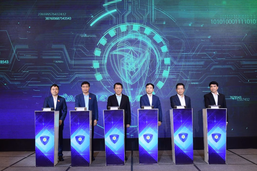 Hiệp hội An ninh mạng cần làm chủ công nghệ để bảo vệ chủ quyền số Tại Hội nghị, Bộ trưởng Công an cùng với lãnh đạo các cơ quan ban, ngành ra mắt Tạp chí An ninh mạng Quốc gia (Ảnh: NCA).