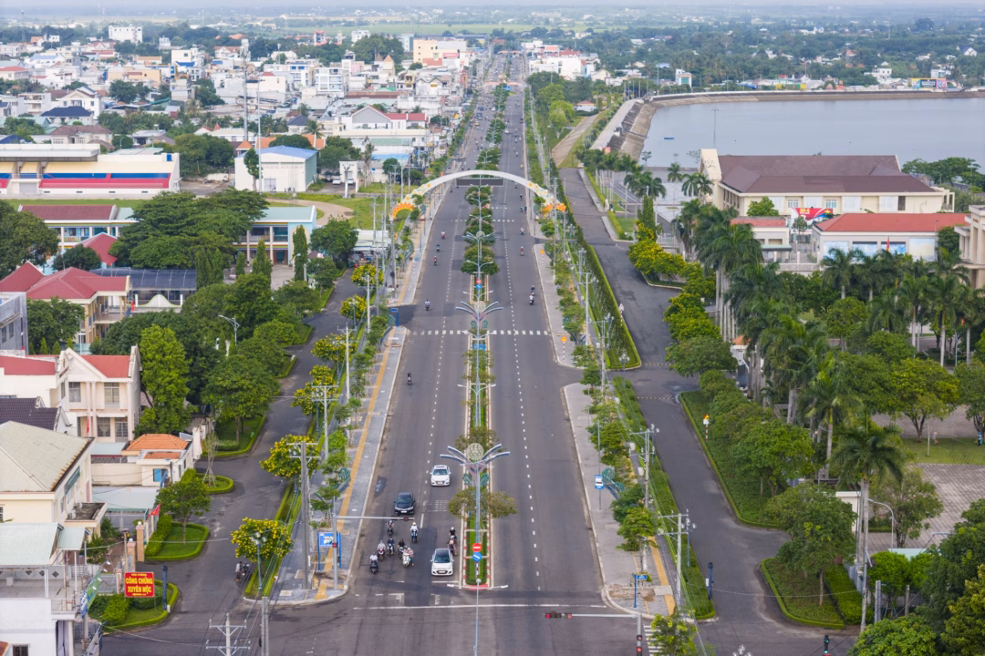 Hồ Tràm trở thành ‘thủ phủ’ du lịch biển của TP.HCM với hàng trăm dự án nghỉ dưỡng Theo Quy hoạch hệ thống du lịch thời kỳ 2021-2030, tầm nhìn đến năm 2045 đã được phê duyệt năm 2024, "thủ phủ" Hồ Tràm của khu du lịch quốc gia Long Hải - Bình Châu sẽ cần tới 4.600-5.200 phòng nghỉ dưỡng vào năm 2030 và 10.500-15.000 phòng đến năm 2045.