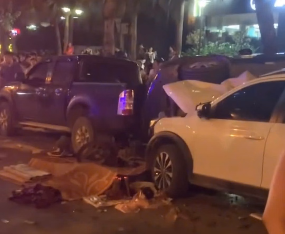 “Ngăn ‘hung thần’ đường phố: Cần giải pháp toàn diện” Vụ tai nạn giao thông liên hoàn nghiêm trọng vào tối 16-7 khiến 1 người tử vong tại chỗ. Ảnh: CACC