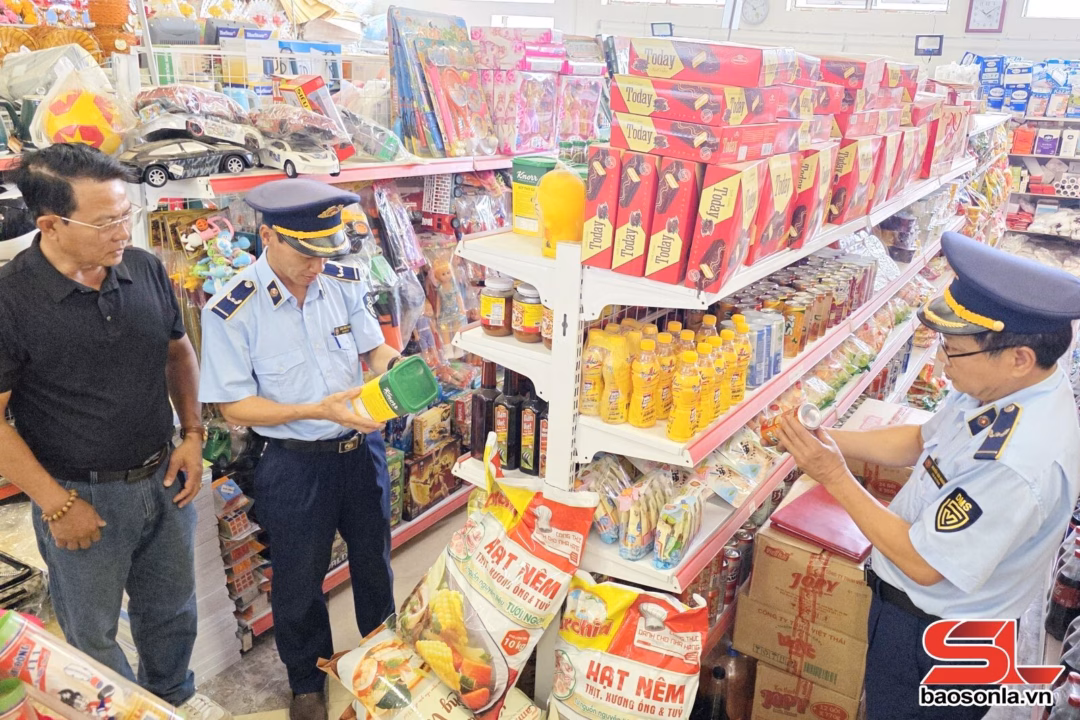 Quản lý thị trường Hà Nội: Đẩy mạnh kiểm tra, ngăn chặn hàng giả và hàng lậu Cán bộ đội Quản lý thị trường số 4 kiểm tra hộ kinh doanh trên địa bàn xã Bắc Yên.