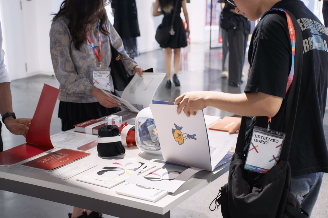 Sinh viên BUV mang nghệ thuật lên triển lãm SPECTRUM – Summer Show 2025 Sinh viên thời nay không chỉ học để thi, họ còn tạo ra triển lãm sáng tạo nhìn là mê: 80 dự án, vạn sắc màu được kể- Ảnh 15.