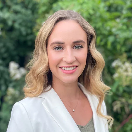Tập thể dục giúp thanh thiếu niên tự kỷ cải thiện sức khỏe và tâm trạng Post-doctoral research fellow Kelly Cosgrove, a post-doctoral research fellow with the Department of Psychiatry at the University of Colorado School of Medicine, leads a study of how exercise might impact activity in a key part of the brain and lower inflammation levels in teenagers with autism. Photo: University of Colorado.
