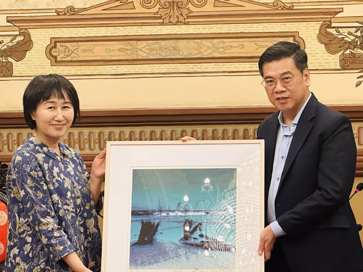 TP HCM và Aichi tìm cách đẩy mạnh hợp tác Ông Nguyễn Văn Dũng - phó chủ tịch UBND TP.HCM và bà Hirose Noriko - Đại sứ du lịch TP.HCM tại tỉnh Aichi (Nhật Bản) chụp hình cùng quà lưu niệm - Ảnh: THẢO THƯƠNG