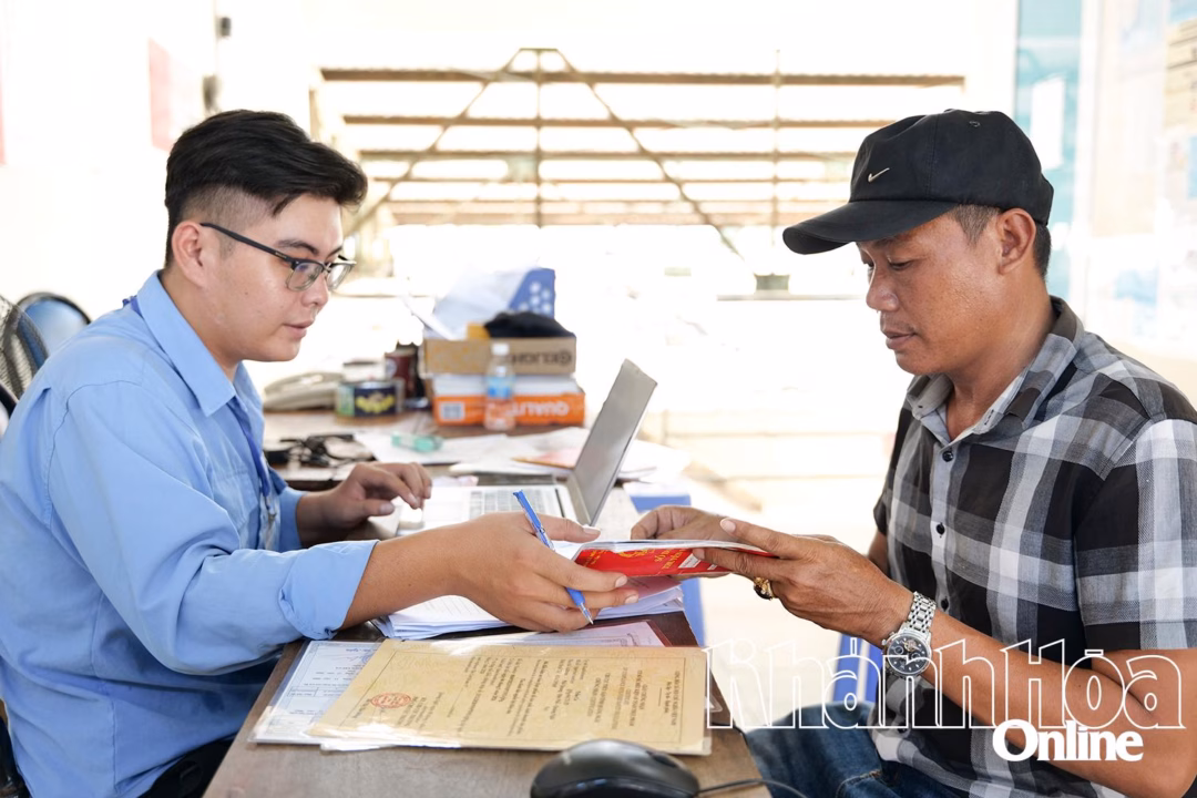 Ứng dụng công nghệ số trong kiểm soát thủy sản tại Cảng cá Hòn Rớ Nhân viên Cảng cá Hòn Rớ (phường Nam Nha Trang) thực hiện kiểm tra và xét duyệt thủ tục xuất, nhập bến của chủ tàu cá.