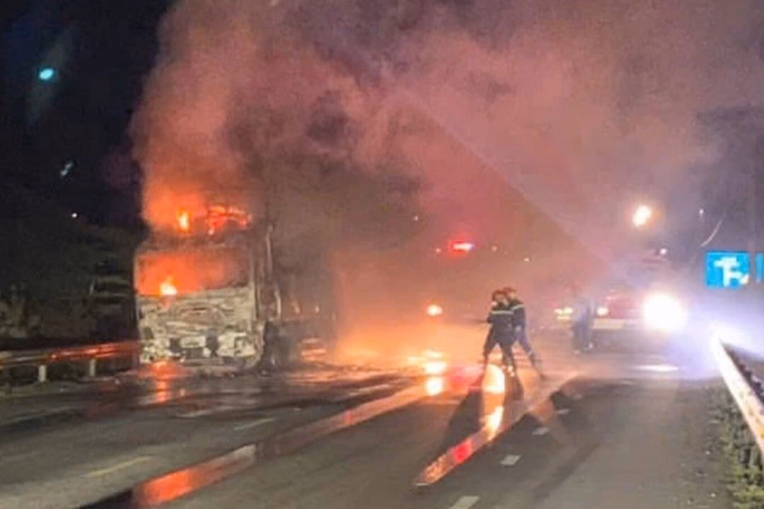 Xe tải chở bánh kẹo cháy trắng trên quốc lộ ở Hà Tĩnh