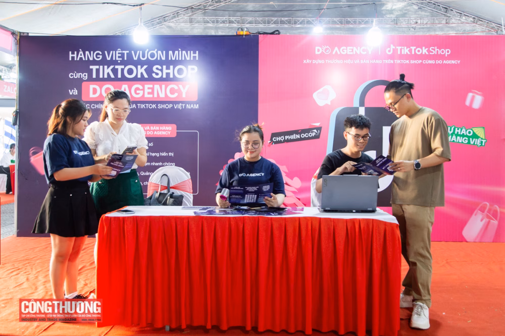 Đà Nẵng tổ chức Tuần lễ Thương mại số để hỗ trợ doanh nghiệp chuyển đổi số Khách tham quan, trải nghiệm các gian hàng tại Tuần lễ Thương mại số và kết nối vùng - Đà Nẵng 2025.