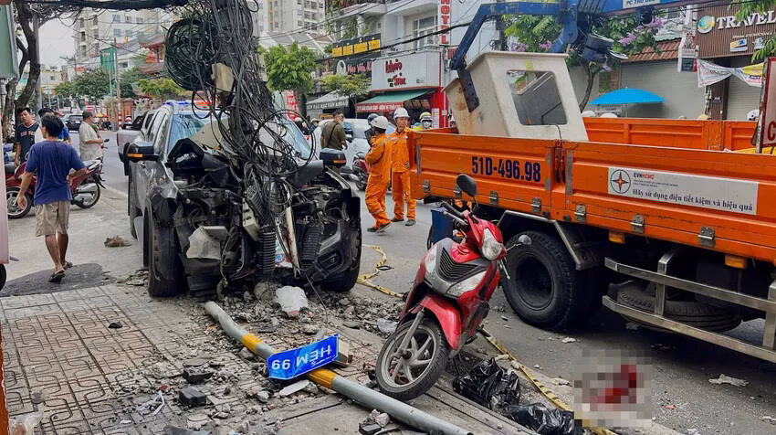 Xe bán tải tông trụ điện, 2 người đi xe máy bị thương nặng