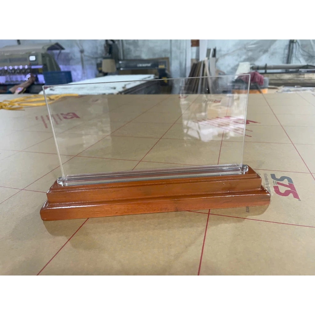 Mua biển chức danh để bàn có cần quan tâm đến chất liệu mica không?