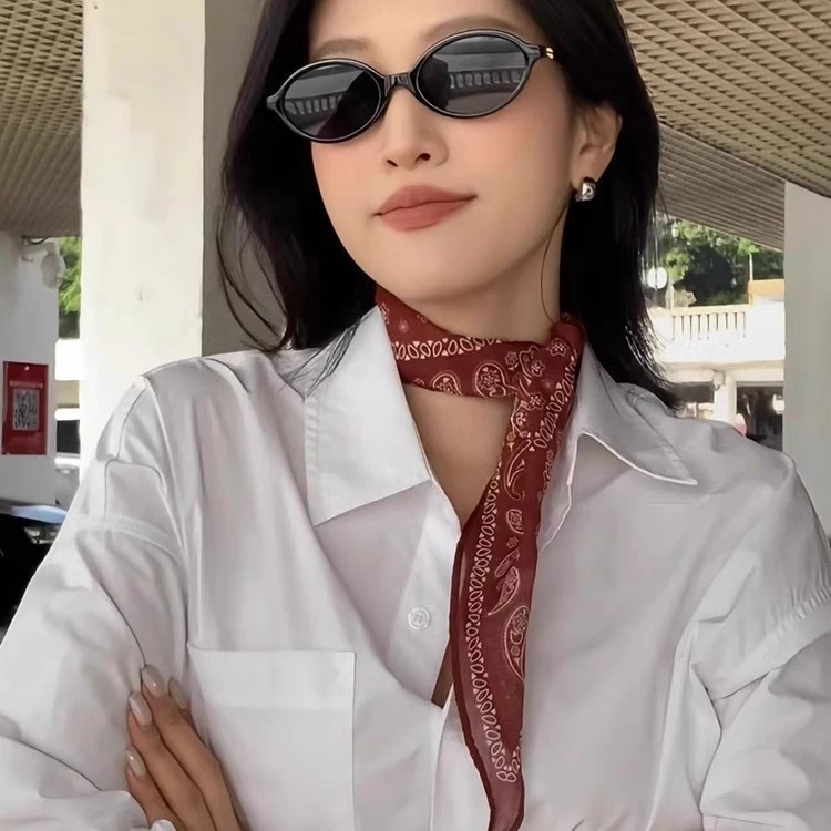 Làm thế nào để chọn khăn quàng cổ phù hợp với áo sơ mi và thắt lưng để trông không “lạc quẻ”?