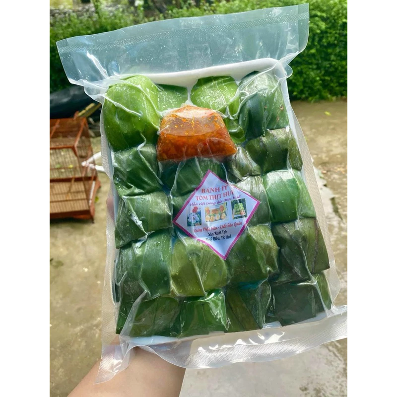 Mua bánh ít nhân tôm thịt Huế về mà bị cứng, làm sao mềm lại?