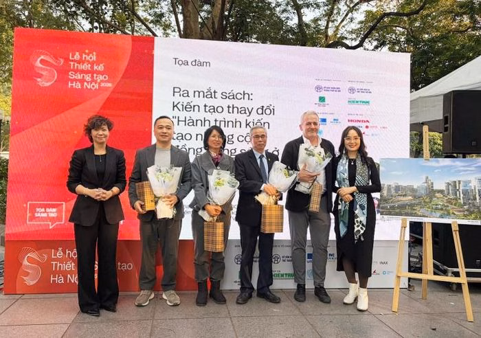 B&agrave; B&ugrave;i Thị Thanh Hương v&agrave; đại diện enCity tặng qu&agrave; cho diễn giả