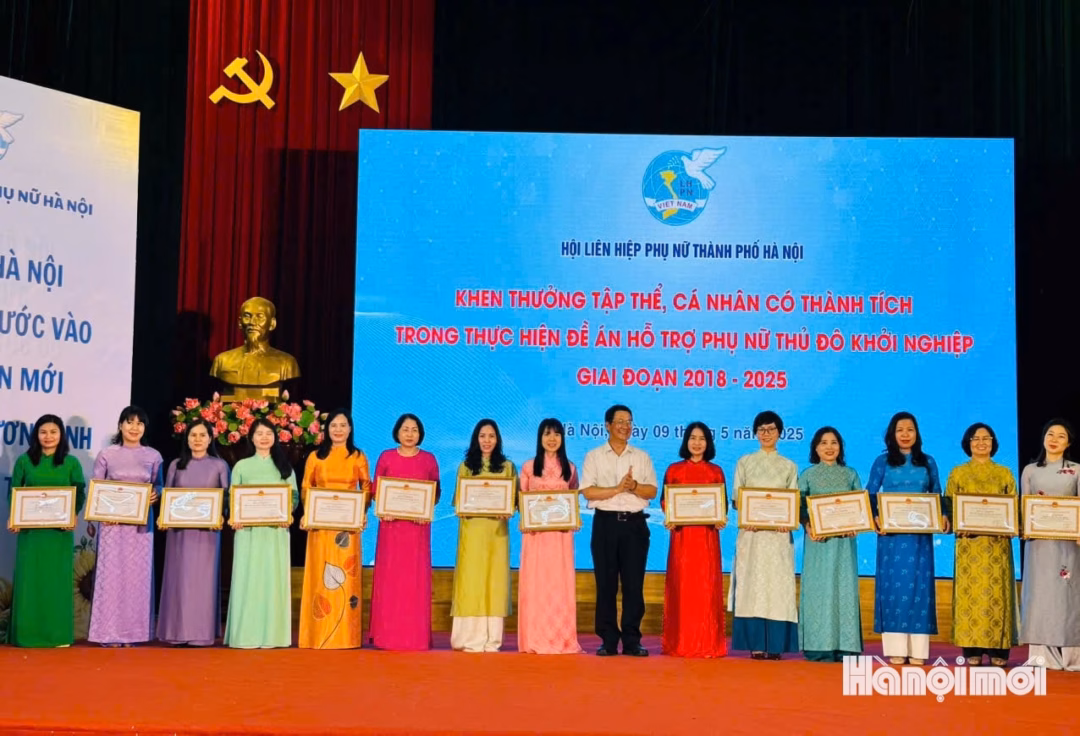 Phó Trưởng ban Thường trực Ban Tuyên giáo và Dân vận Thành ủy Hà Nội Vũ Hà trao Bằng khen Phó Trưởng ban Thường trực Ban Tuyên giáo và Dân vận Thành ủy Hà Nội Vũ Hà trao Bằng khen