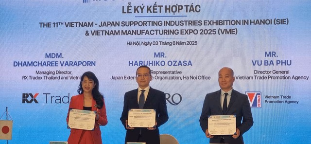 Các đại biểu ký kết hợp tác việc tổ chức đồng thời hai triển lãm về công nghiệp hỗ trợ diễn ra từ 6 -8/8 tới tại Hà Nội. Các đại biểu ký kết hợp tác việc tổ chức đồng thời hai triển lãm về công nghiệp hỗ trợ diễn ra từ 6 -8/8 tới tại Hà Nội.