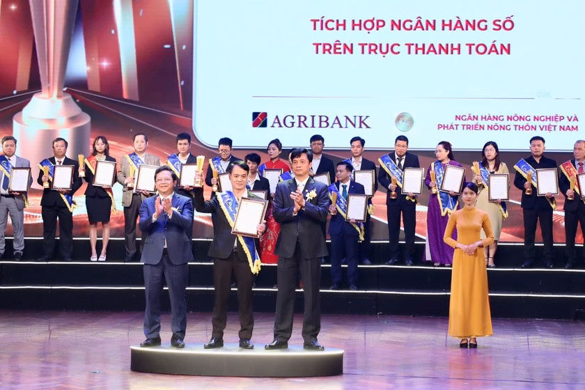 Đại diện Agribank lên nhận Giải thưởng Sao Khuê2024 cho Hệ thống CNTT/SPDV xuất sắc trong lĩnh vực Ngân hàng Số - Tích hợp Ngân hàng số trên trục thanh toán.