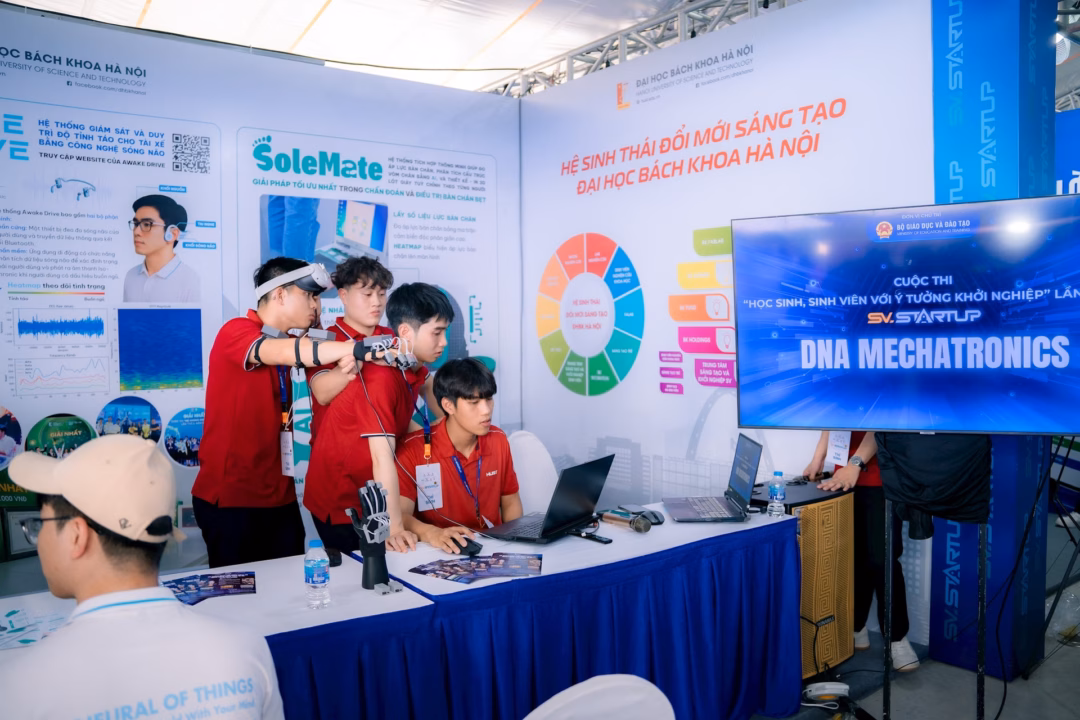 Các sinh viên tham dự ngày hội Các sinh viên tham dự ngày hội