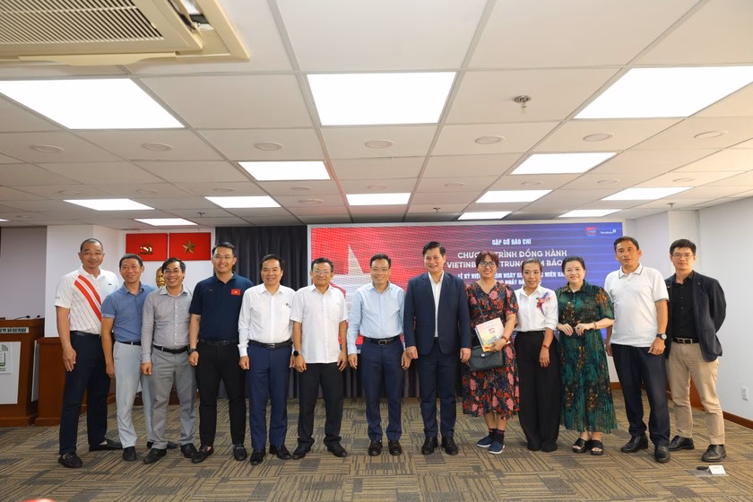 Các đại biểu chụp ảnh lưu niệm tại cuộc họp báo.