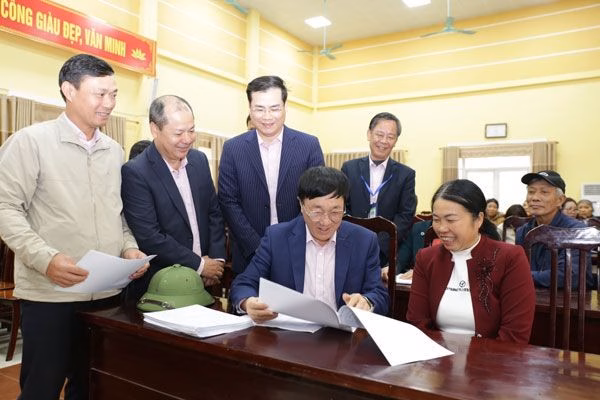 Tổng Giám đốc NHCSXH Dương Quyết Thắng trao đổi với Tổ trưởng Tổ tiết kiệm và vay vốn Tổng Giám đốc NHCSXH Dương Quyết Thắng trao đổi với Tổ trưởng Tổ tiết kiệm và vay vốn