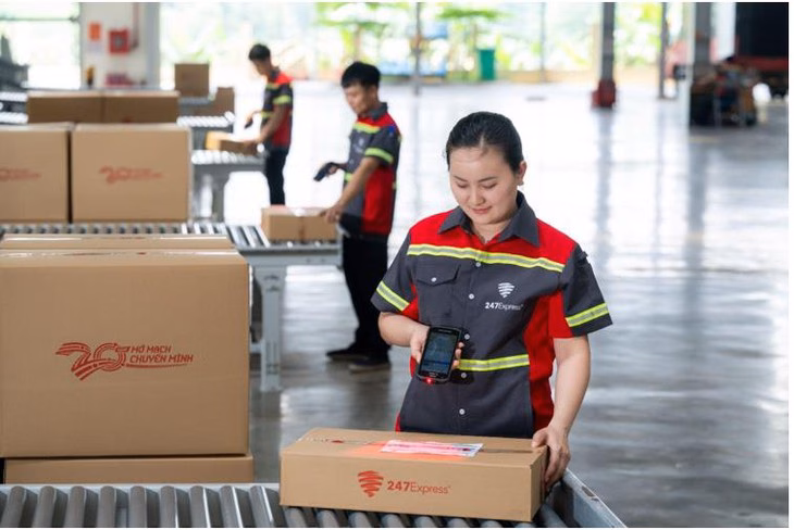 247Express hé lộ diện mạo mới kỷ niệm 20 năm: Chuyển tốc độ, giao an toàn 247Express cam kết cung cấp các giải pháp chuyển phát hàng đầu và nâng cao chất lượng dịch vụ - Ảnh: DNCC