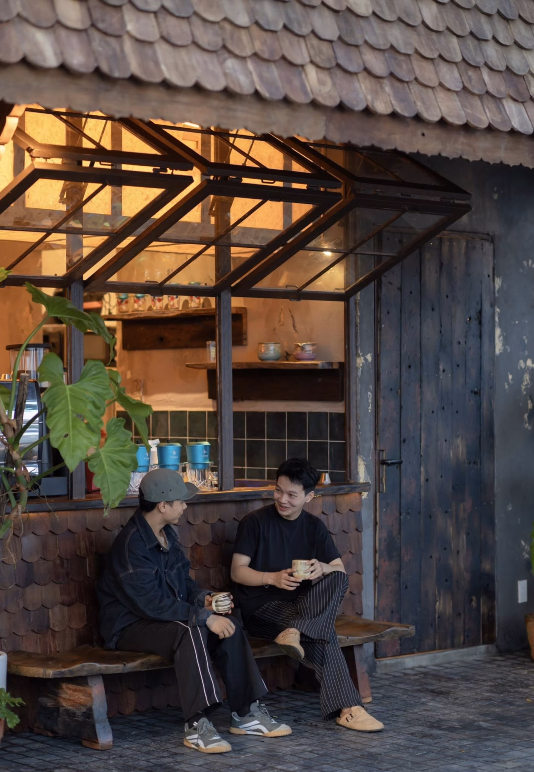 Không gian mộc mạc, mái ngói, thiết kế mở... khiến nhiều người dễ nhầm lẫn (Ảnh: Trình cà phê)
