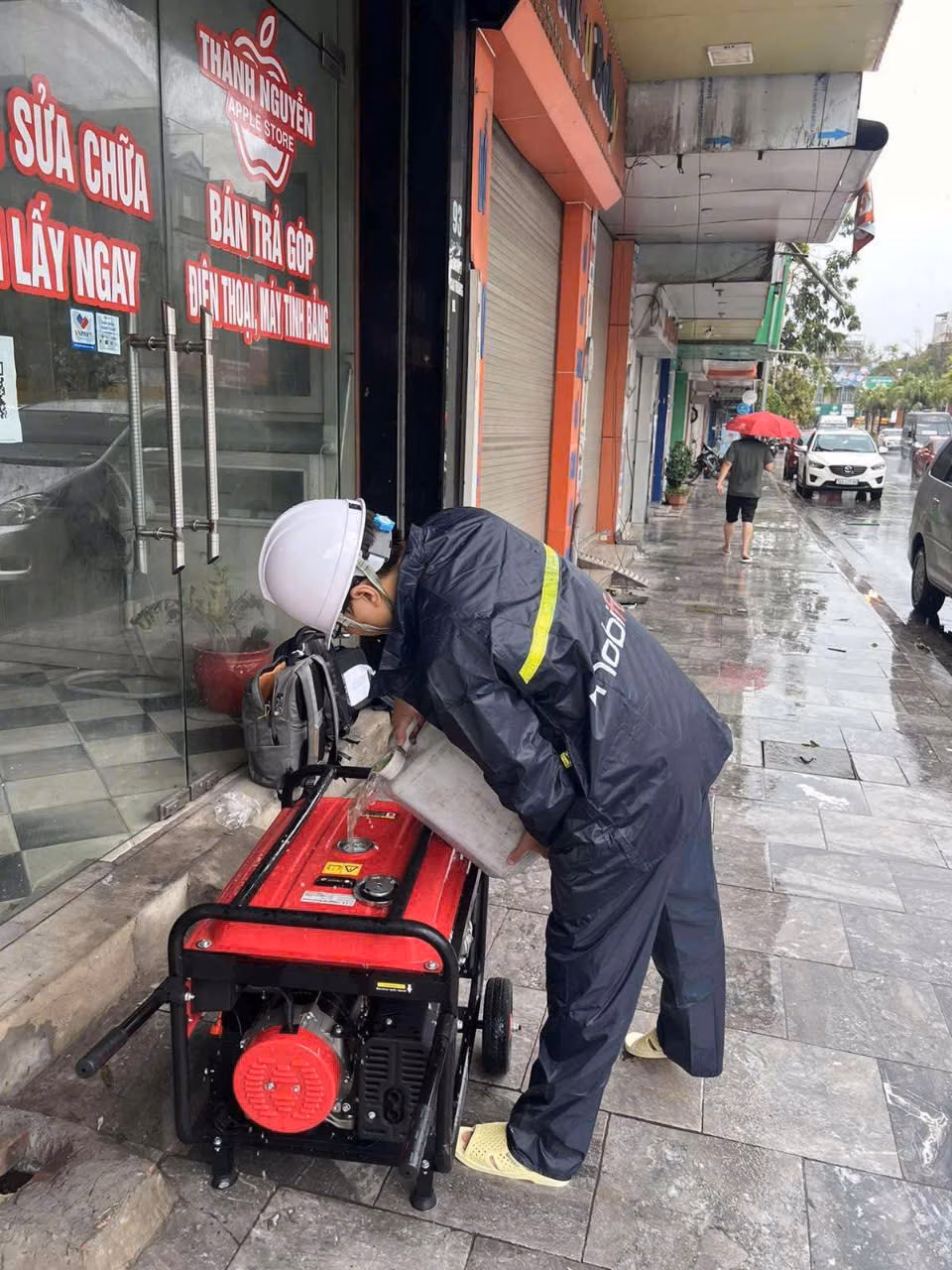 Các nhà mạng sẵn sàng phương án ứng phó bão số 3 MobiFone chuẩn bị máy nổ khi bão số 3 đổ bộ. Ảnh: PV