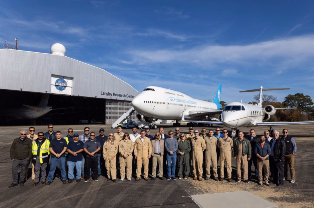 Google và các hãng hàng không dùng AI giảm vệt khí thải Đội ngũ chuyên gia tại trung tâm NASA Langley Research Center (Ảnh: GE Aerospace)