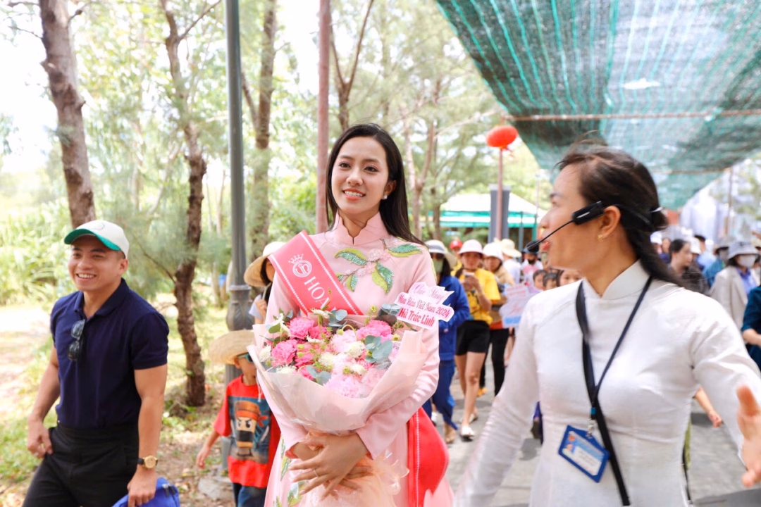 Hoa hậu Hà Trúc Linh khoe dáng với áo dài tại Đà Nẵng