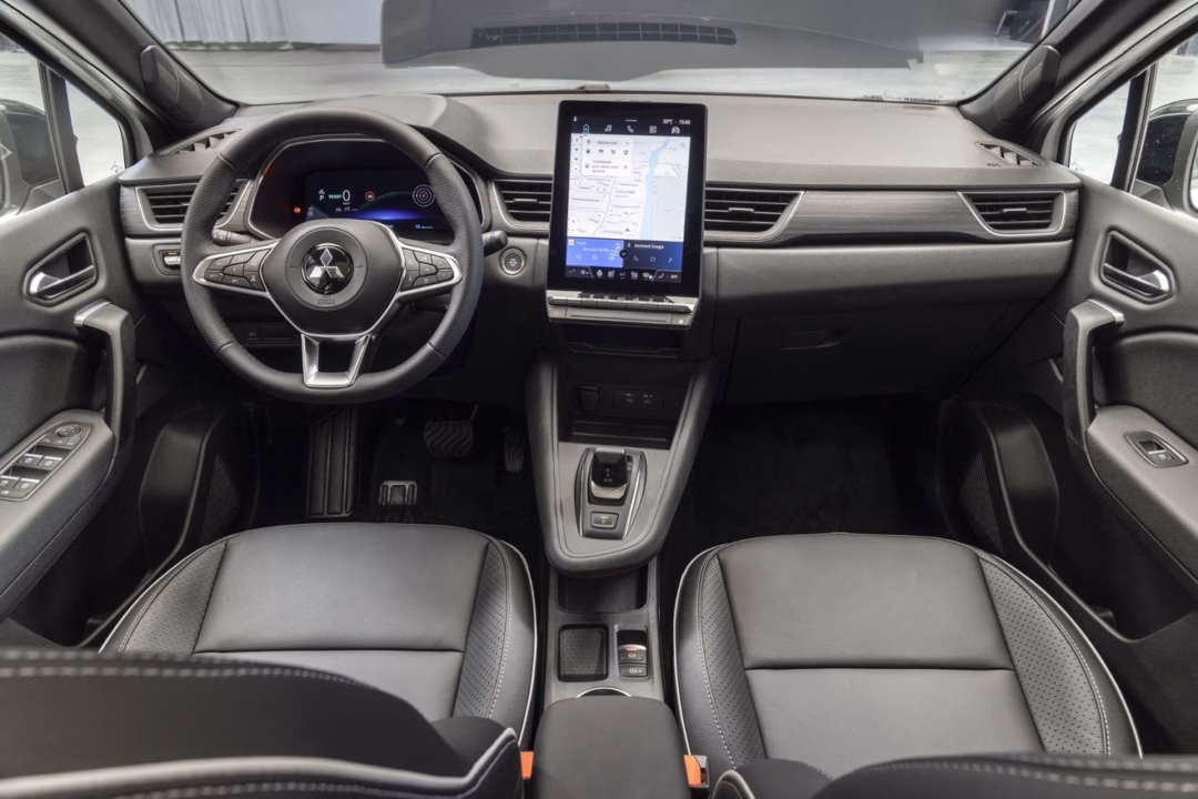 Mitsubishi Grandis trở lại với diện mạo SUV và động cơ hybrid Mitsubishi vẫn bố trí một số phím vật lý, tránh phụ thuộc vào màn hình cảm ứng (Ảnh: Mitsubishi).