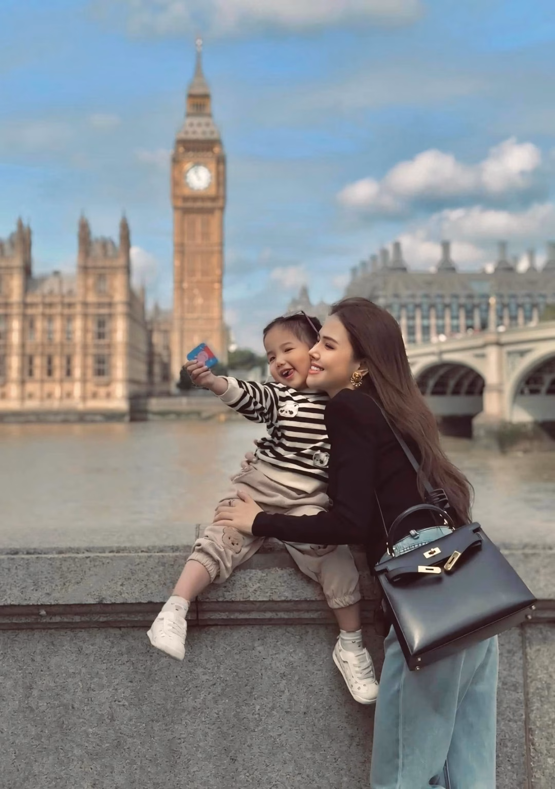 Phanh Lee khoe khoảnh khắc ngọt ngào bên con, style đồng điệu gây mê