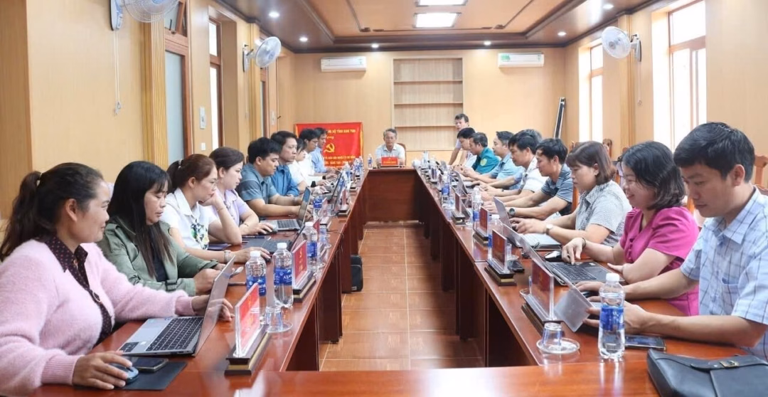 Quảng Ngãi: Xã vùng cao Tu Mơ Rông ‘ươm mầm tương lai’ bằng cây trồng, vật tư Xã Tu Mơ Rông hỗ trợ cây giống cà phê cho người dân phát triển kinh tế. Ảnh: CTV.