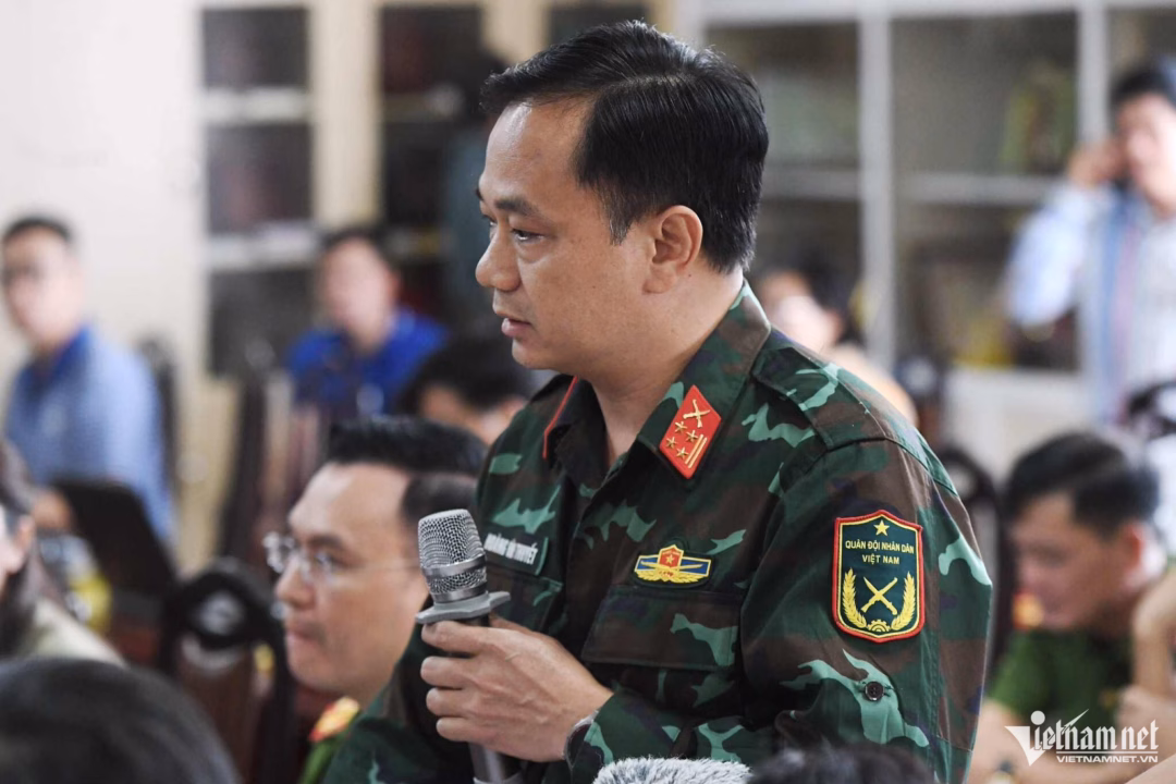 Quảng Ninh tìm kiếm cứu hộ vụ tàu du lịch bị lật, 35 người chết Đại tá Hoàng Văn Thuyết, Chính ủy Bộ Chỉ huy quân sự tỉnh Quảng Ninh. Ảnh: Thạch Thảo