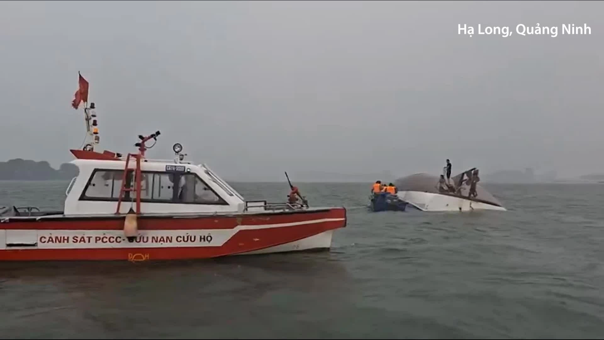 Tai nạn tàu du lịch ở vịnh Hạ Long: 4 người cùng gia đình rơi xuống biển tử vong Bộ đội Biên phòng tổ chức cứu hộ nạn nhân tàu chìm. Video: Biên phòng Quảng Ninh