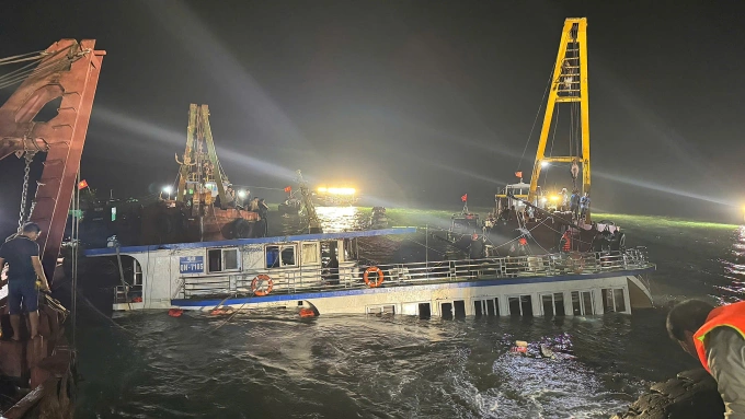 Tai nạn tàu du lịch ở vịnh Hạ Long: 4 người cùng gia đình rơi xuống biển tử vong Tàu Vịnh Xanh 58 sau khi được lật trở lại rạng sáng 20/7. Ảnh: Hoàng Phong