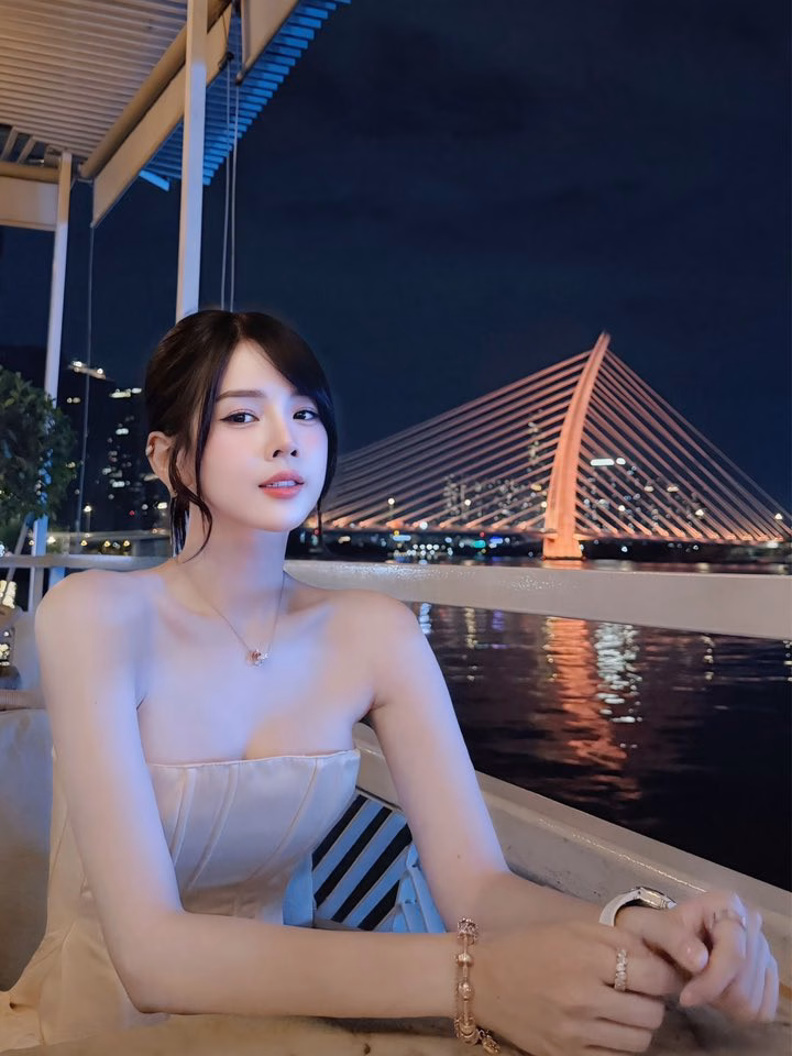 Thanh Lam quyến rũ trên du thuyền, Lý Hùng tình tứ bên suối DJ Mie thư giãn sau show diễn.
