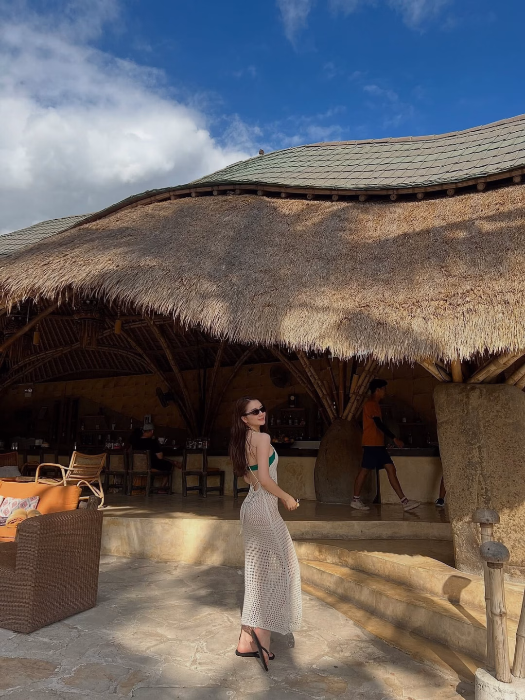 Thiều Bảo Trang diện bikini với váy lưới khoe dáng ở Bali - 2