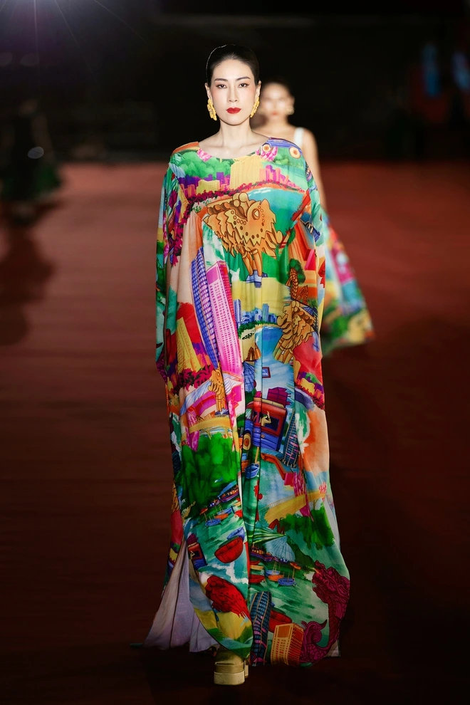 Tiểu Vy lên sàn catwalk bên sông Hàn trình diễn thời trang Hoa hậu Tiểu Vy làm vedette show thời trang ở cảng sông Hàn Đà Nẵng- Ảnh 4.