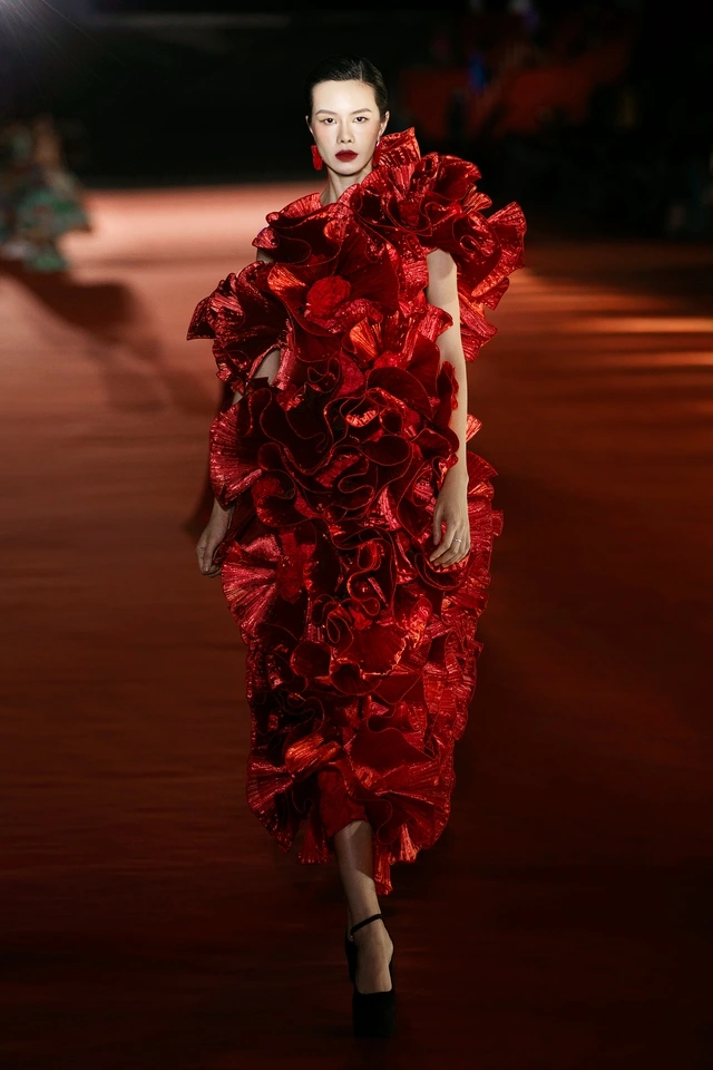 Tiểu Vy lên sàn catwalk bên sông Hàn trình diễn thời trang Kỹ thuật xử lý bèo nhún xu hướng đang quay trở lại giúp các thiết kế vừa bồng bềnh, tinh tế mang đậm tinh thần high fashion