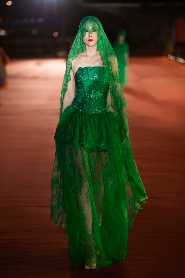 Tiểu Vy lên sàn catwalk bên sông Hàn trình diễn thời trang Chất liệu ren cổ điển được xử lý để tạo hiệu ứng xuyên thấu tinh tế, các bộ vest nữ oversized khai thác phần vai rộng phóng khoáng